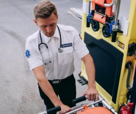 O que é uma ambulância pequena e quais serviços ela pode oferecer?