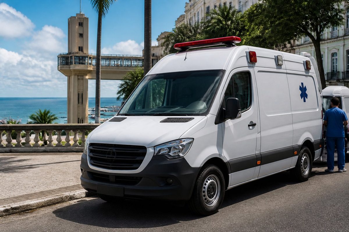 Ambulância particular estacionada em uma rua urbana de Salvador, com vegetação tropical ao redor Ambulância particular estacionada em uma rua urbana de Salvador, com vegetação tropical ao redor